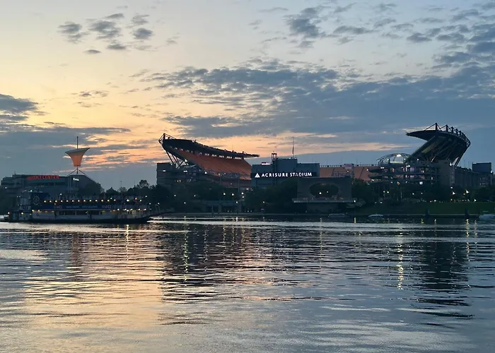 Sprawling Stadium Views Wonderful Location 24-7 Parking Gym Lounge