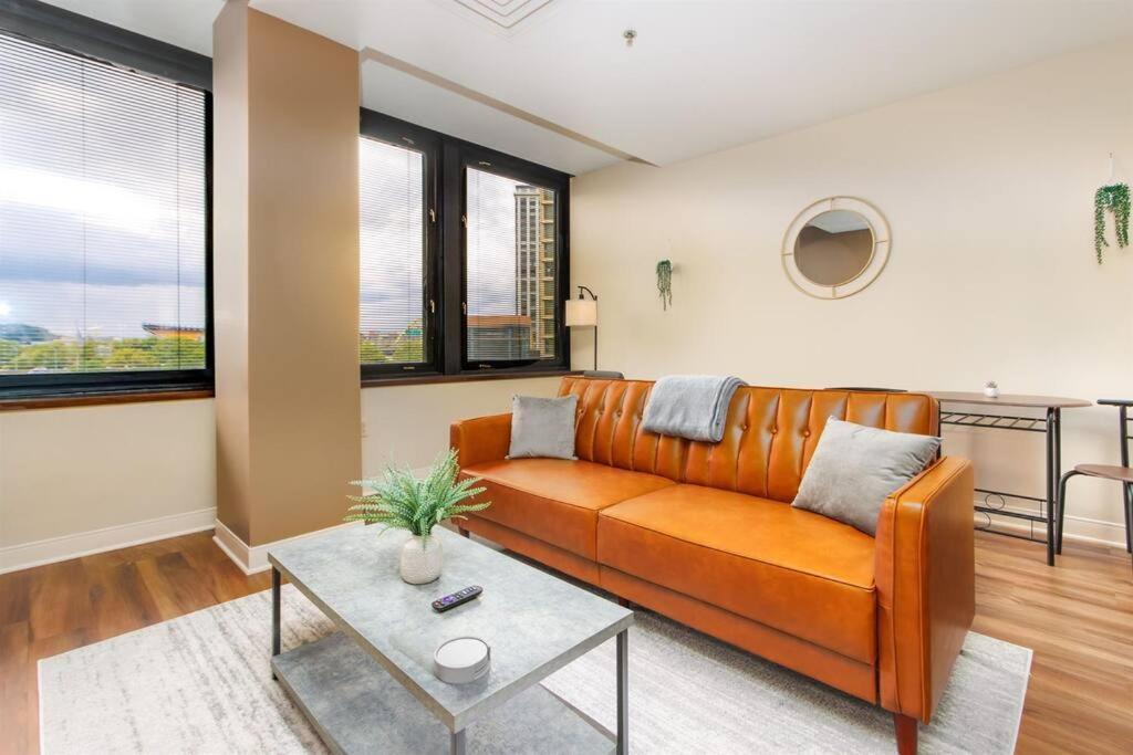 Sprawling Stadium Views Wonderful Location 24-7 Parking Gym Lounge