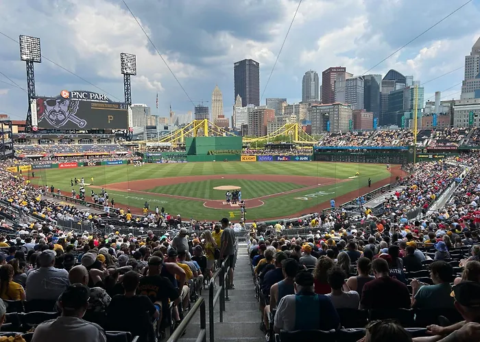 Sprawling Stadium Views Wonderful Location 24-7 Parking Gym Lounge