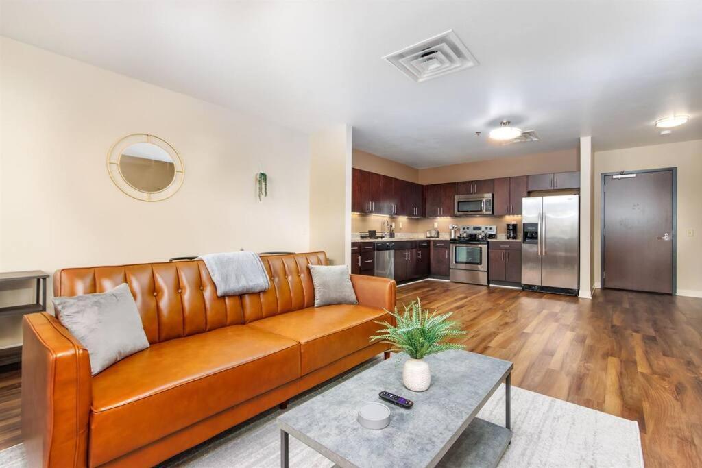 Sprawling Stadium Views Wonderful Location 24-7 Parking Gym Lounge Pittsburgh