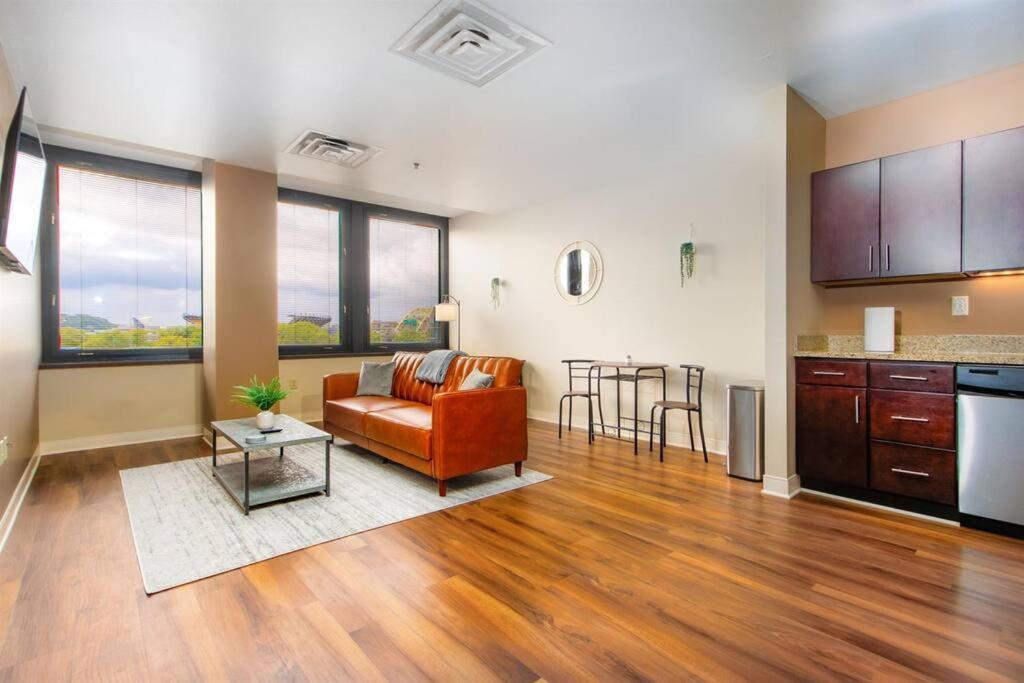 Sprawling Stadium Views Wonderful Location 24-7 Parking Gym Lounge *
