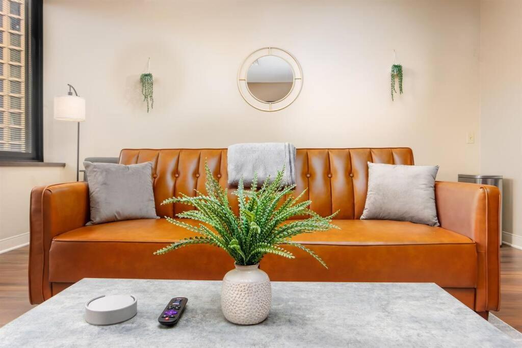 Apartment Sprawling Stadium Views Wonderful Location 24-7 Parking Gym Lounge