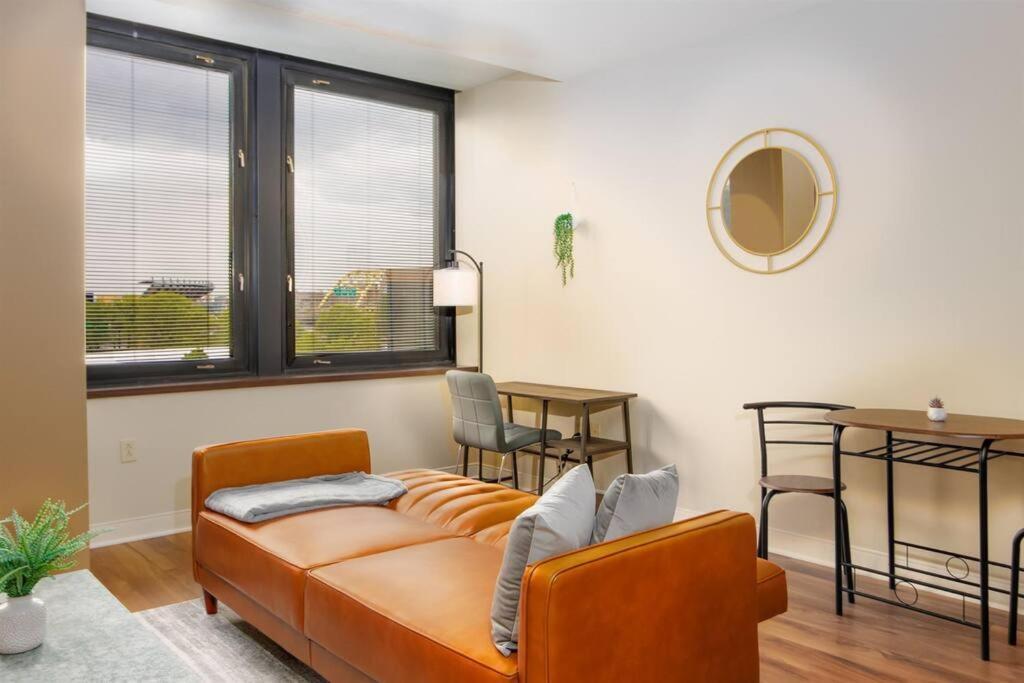 Apartment Sprawling Stadium Views Wonderful Location 24-7 Parking Gym Lounge