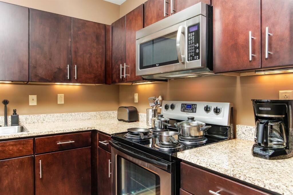 Sprawling Stadium Views Wonderful Location 24-7 Parking Gym Lounge Apartment Pittsburgh