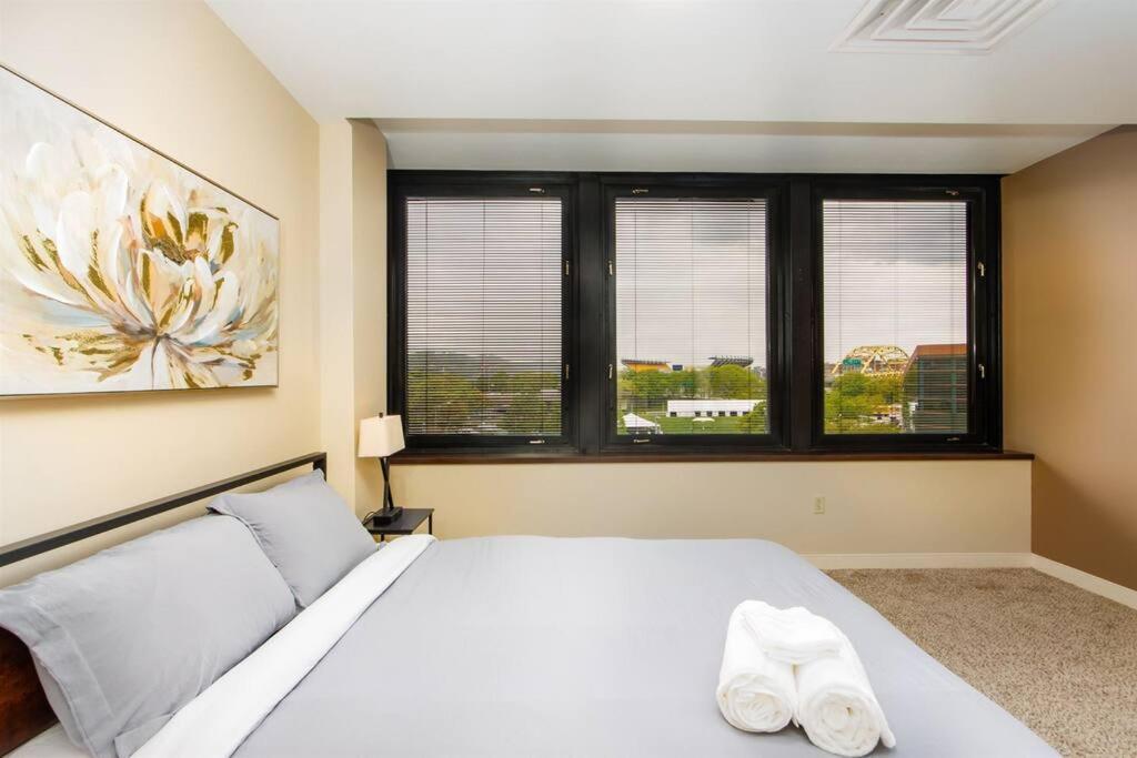 Sprawling Stadium Views Wonderful Location 24-7 Parking Gym Lounge Apartment *