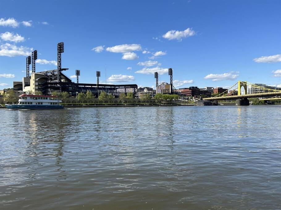 Sprawling Stadium Views Wonderful Location 24-7 Parking Gym Lounge