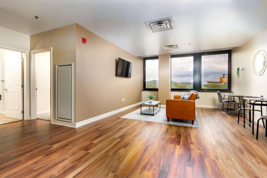 Sprawling Stadium Views Wonderful Location 24-7 Parking Gym Lounge