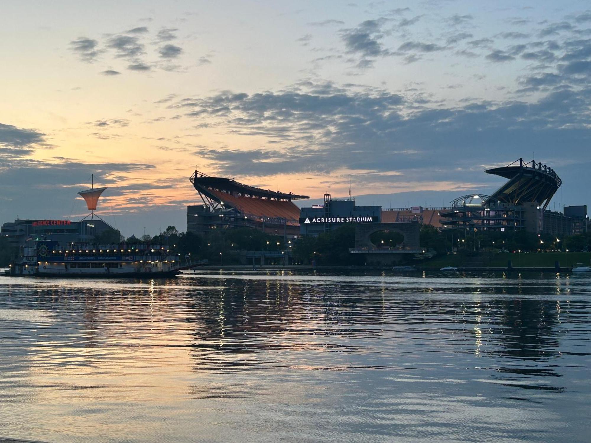 Sprawling Stadium Views Wonderful Location 24-7 Parking Gym Lounge